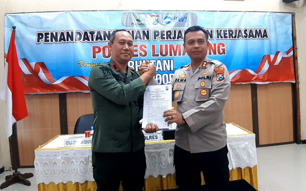 Kapolres Lumajang AKBP Dewa Putu Darmawan lakukan penandatanganan kerjasama dengan pihak Perhutani Divre Jatim