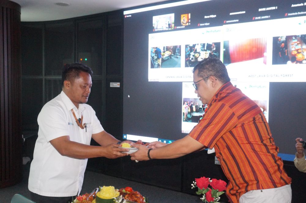 Kepala Perum Perhutani Divre Jatim Amas Wijaya ikuti launching control room