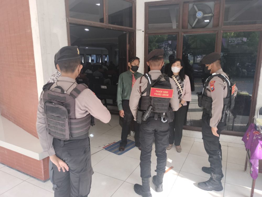 Satsamapta Polres Gresik lakukan pengamanan saat jemaat ke gereja