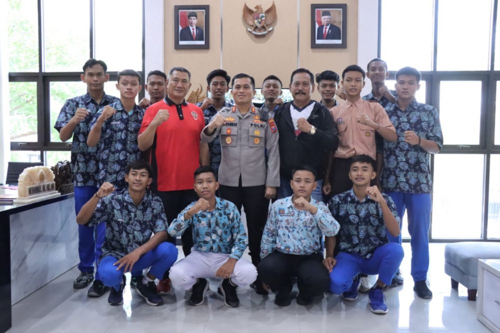 Kapolres Bojonegoro AKBP Muhammad saat berikan semangat atlet bola voli U-17