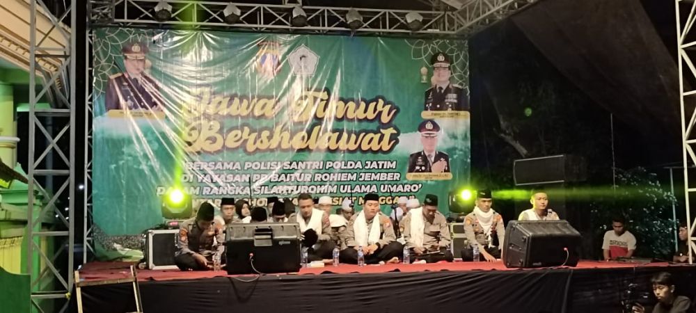 Polisi santri Polda Jatim saat melantunkan gema sholawat