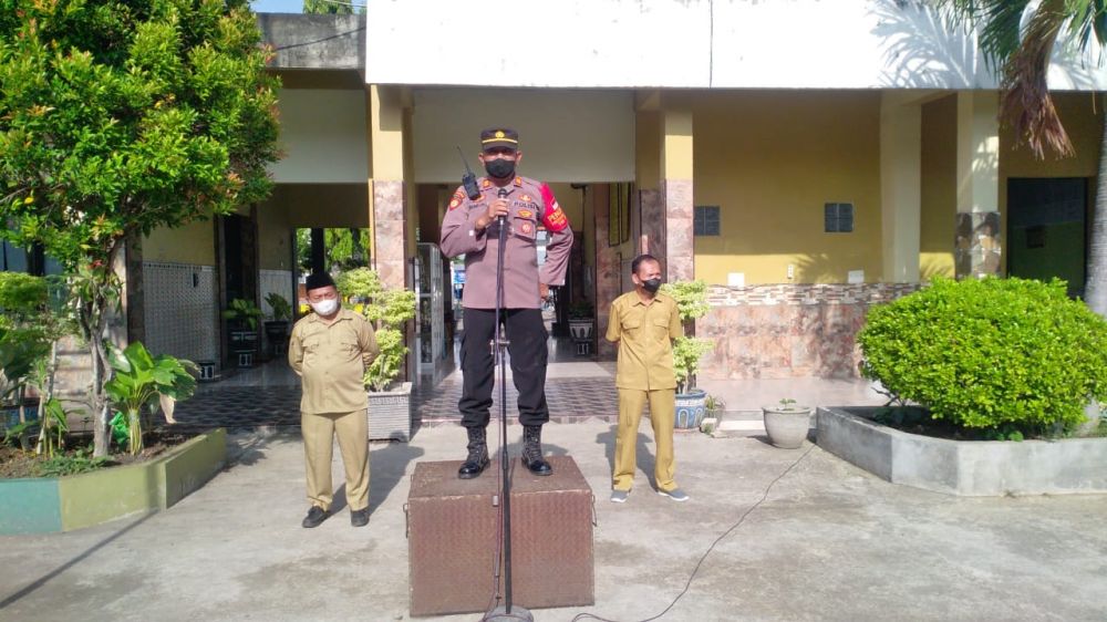 Kapolsek Duduksampeyan AKP Bambang Angkasa menjadi pembina upacara di SMPN 15