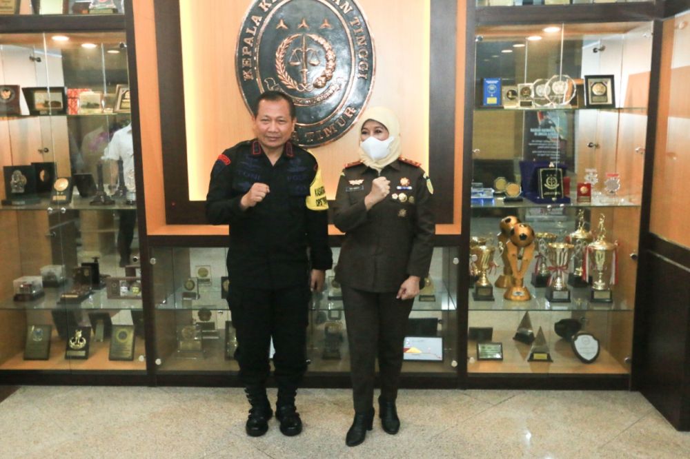 Kapolda Jatim Irjen Pol Dr. Toni Harmanto saat kunjungi Kajati Jatim