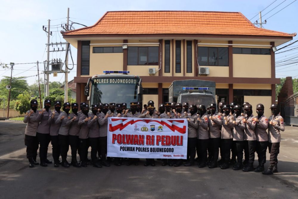 Polwan Polres Bojonegoro saat gelar bakti sosial untuk warga korban banjir