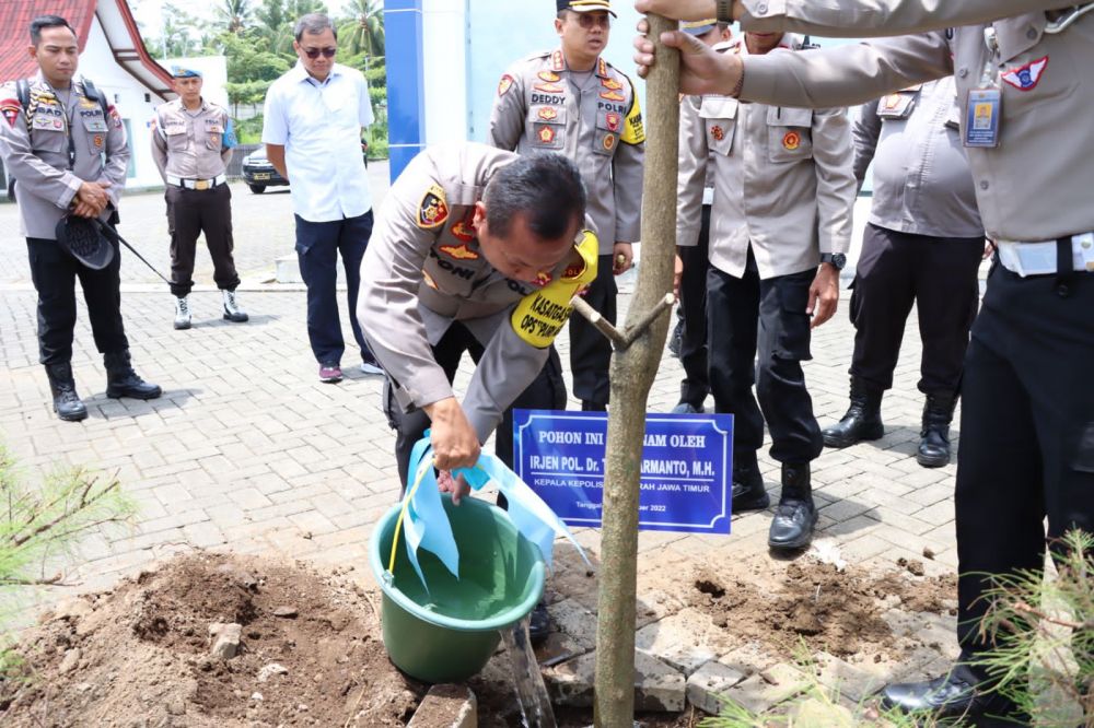 Kapolda Jatim Irjen Pol Dr. Toni Harmanto saat tanam pohon
