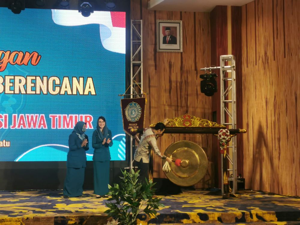 Wagub Emil Dardak saat memukul gong tanda dibukanya TP-PKK Jatim