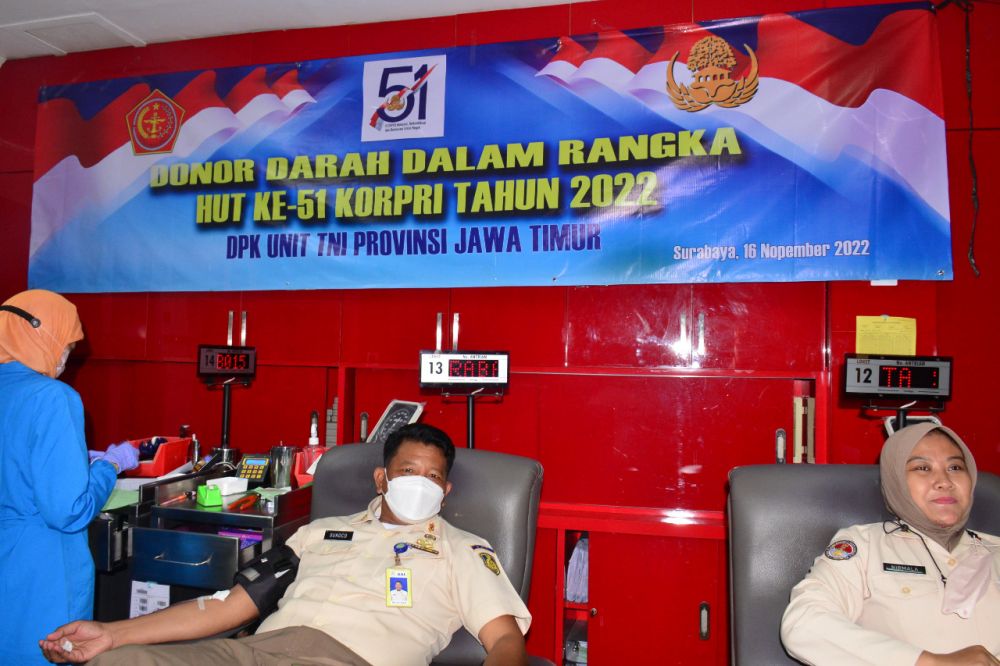 PNS TNI AL sumbangkan darah di HUT Korpri