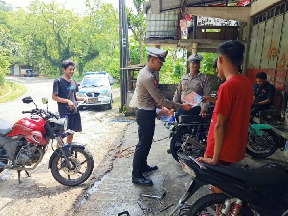 Satlantas Polres Trenggalek lakukan edukasi ke bengkel motor