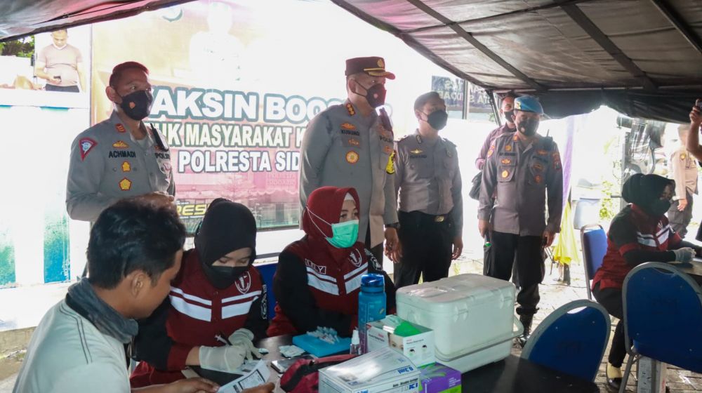 Kapolresta Sidoarjo Kombespol Kusumo Wahyu Bintoro saat tinjau lokasi vaksinasi
