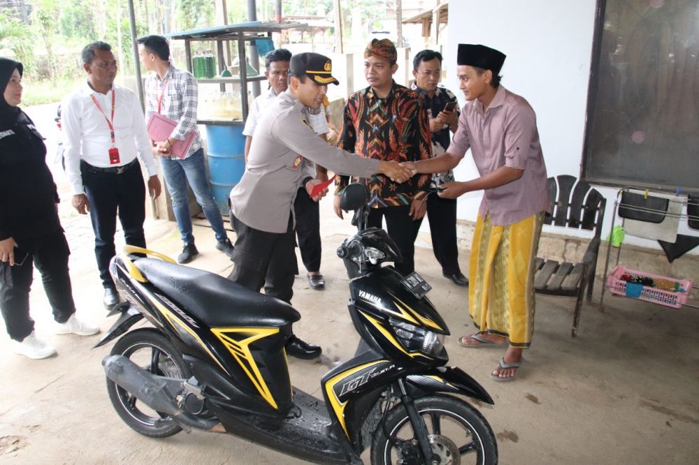 Kapolres Sumenep AKBP Edo Satya Kentriko saat mengantar motor korban Curanmor