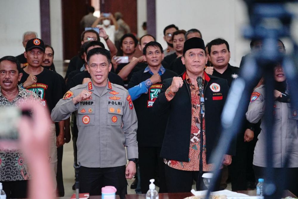 Kapolrestabes Surabaya Kombespol Akhmad Yusep Gunawan bersama pendekar Pencak Silat lakukan ikrar wani Jogo Suroboyo
