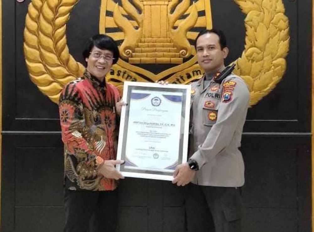Kapolres Sumenep AKBP Edo Satya Kentriko saat terima penghargaan dari LPAI