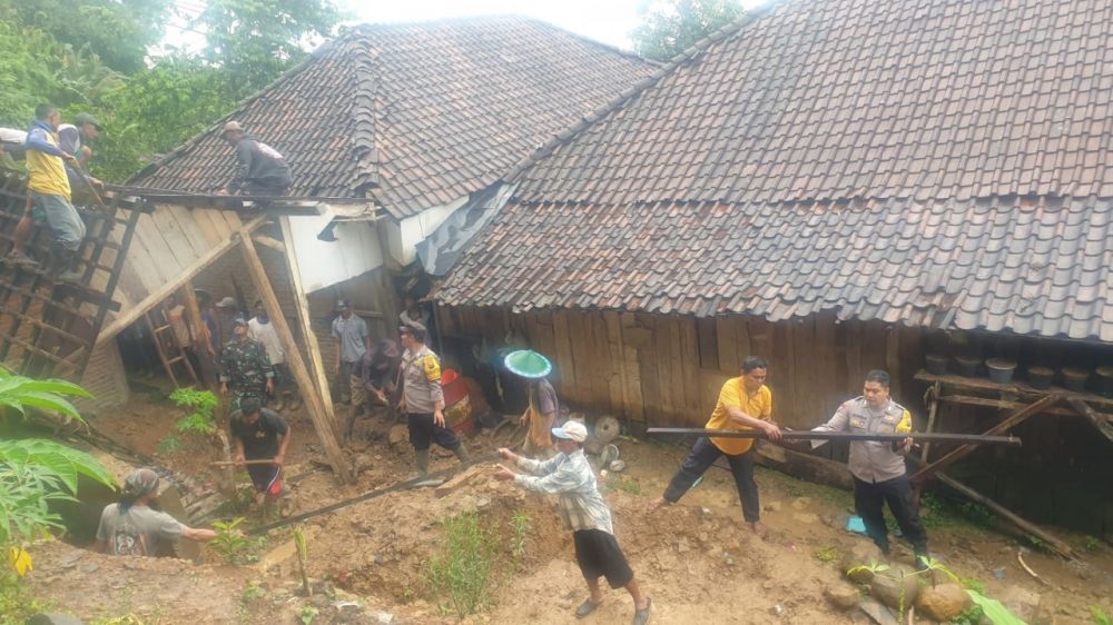 TNI-Polri bantu warga evakuasi rumah roboh terkena hujan lebat