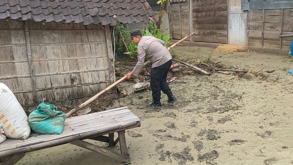 Polres Ngawi Bersama Warga Bersihkan Sisa Lumpur Akibat Banjir Bandang