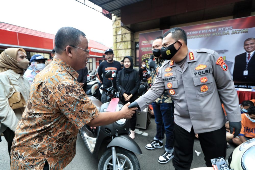 Kabid Humas Polda Jatim Kombespol Dirmanto didampingi Kasubdit Jatanras Ditreskrimum Polda Jatim AKBP Lintar Mahardono saat serahkan motor
