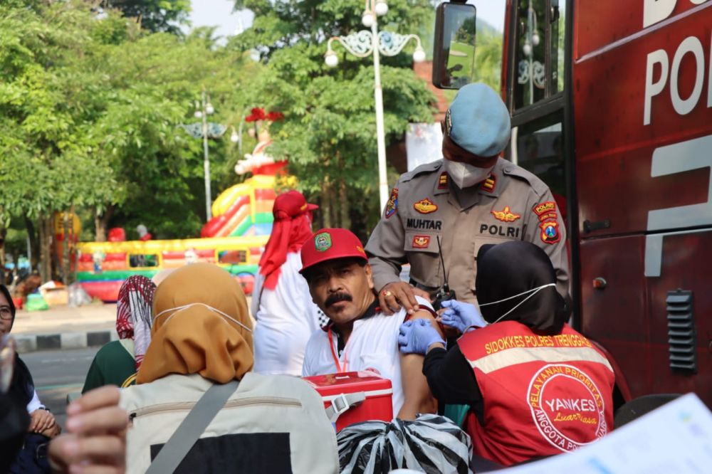 Tim dokkes Polres Trenggalek lakukan vaksinasi Covid-19 di CFD