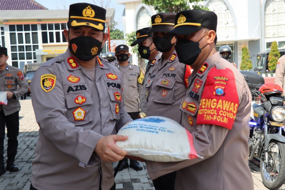 Kapolres Gresik AKBP Mochamad Nur Aziz saat memberikan sembako ke warga melalui Bhabinkamtibmas
