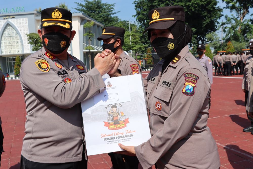 Apel Pagi Spesial, Kapolres Gresik Ucapkan Ulang Tahun dan Beri Penghargaan 15 Anggota