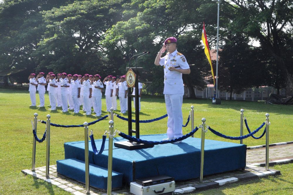 Dankodikmar Kodiklatal Brigjen TNI Marinir Ili Dasili saat pimpin upacara