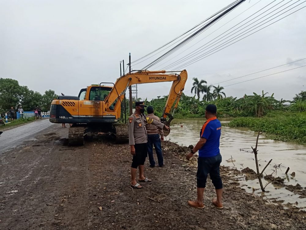 Polres Lamongan bersama warga pertebal tanggul sungai