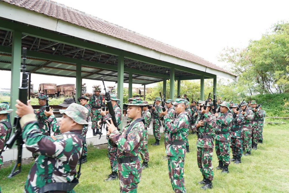 Prajurit Korem 084/BJ latihan menembak senjata ringan