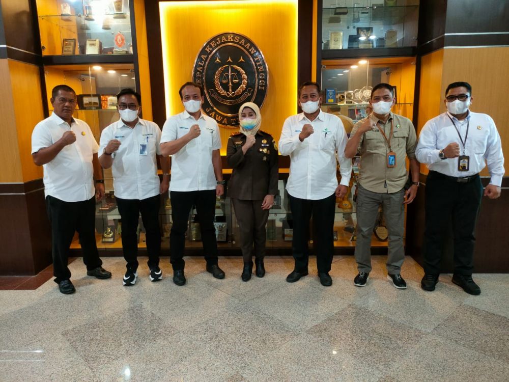 Wakil Kepala Perum Perhutani Divre Jatim Toni Kuspuja bareng Kajati Jatim Mia Amiati