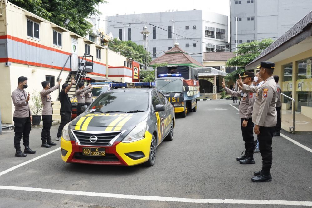 Polres Pelabuhan Tanjung Perak Surabaya berangkatkan bantuan untuk korban gempa di Cianjur