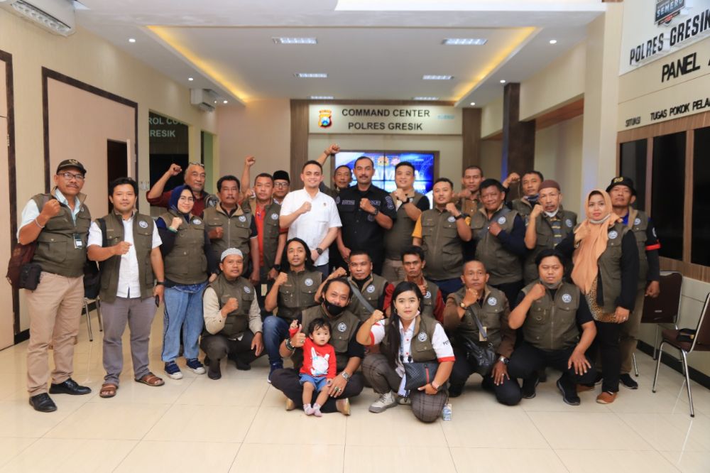 GOP News foto bersama di Command Center Polres Gresik