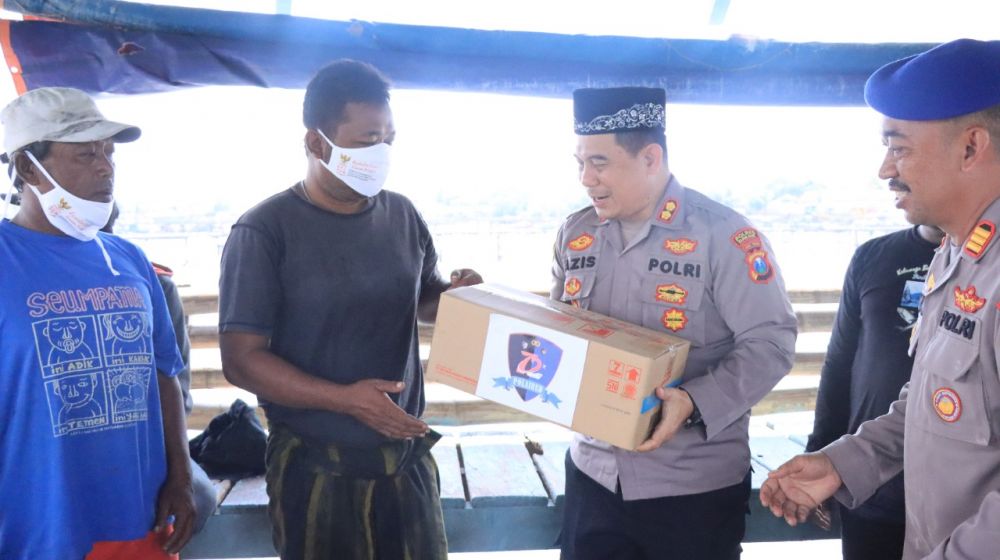 Kapolres Gresik AKBP Mochamad Nur Aziz saat bagikan paket sembako ke nelayan di Lumpur Gresik