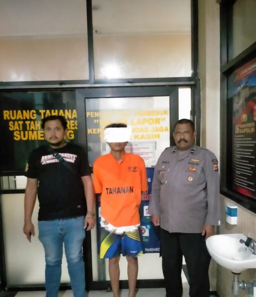 Tersangka AD  beserta barang bukti saat di amankan Polres Sumedang