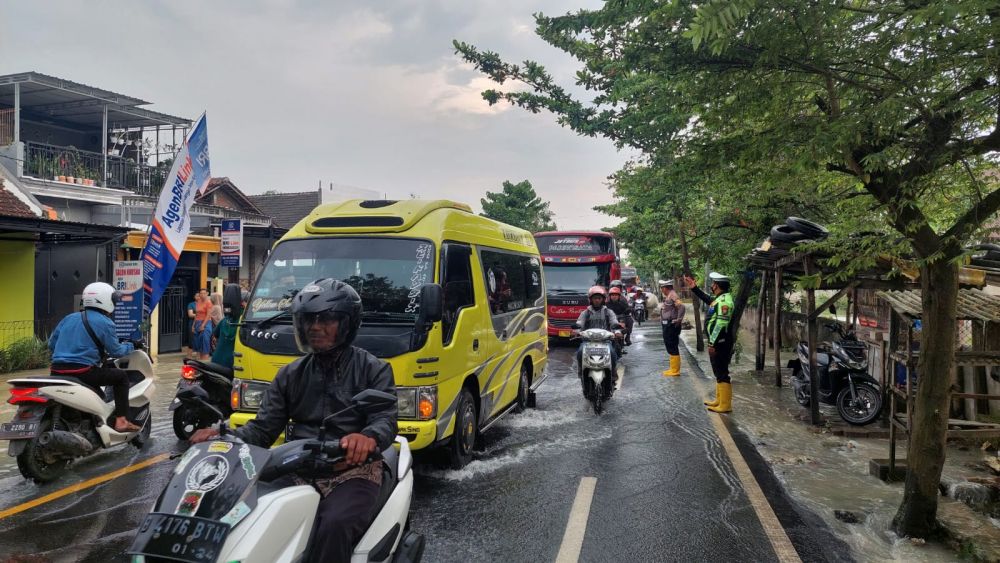 Satlantas Polres Bojonegoro Urai Arus Lalin Jalan Tergenang Sungai Pacal