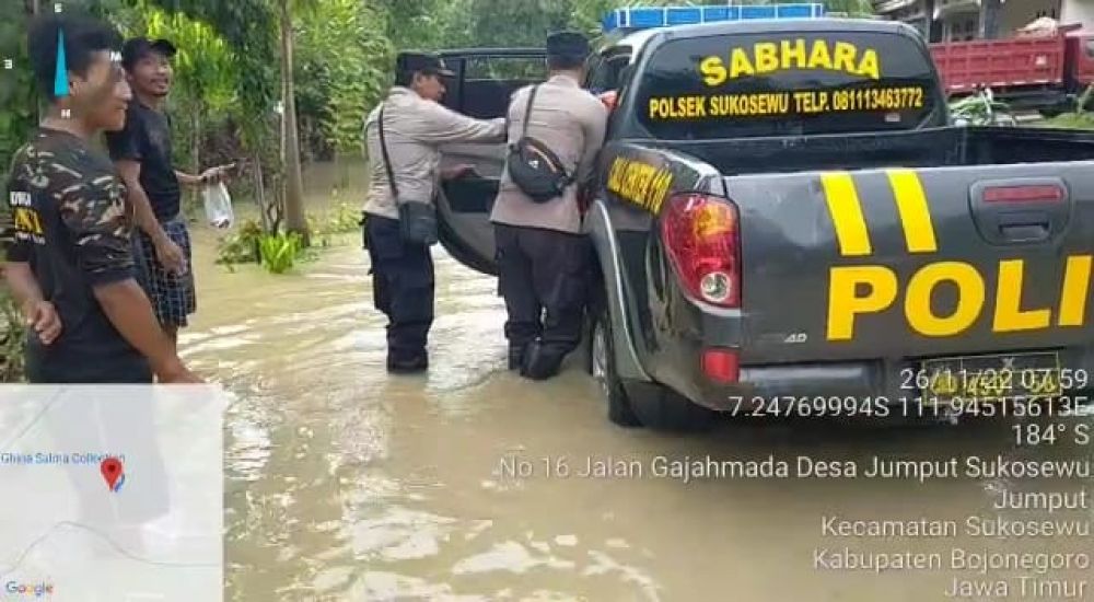 Anggota Polisi Bojonegoro Terjang Banjir Demi Antar Warga yang Sakit