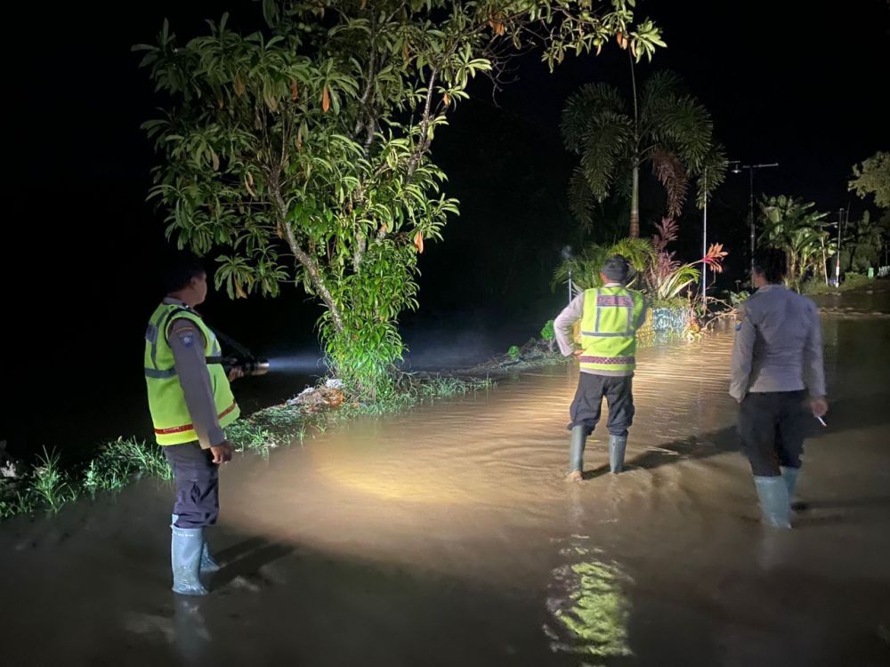 Polres Bojonegoro terus lakukan pengawasan dan himbauan ke warga terdampak banjir