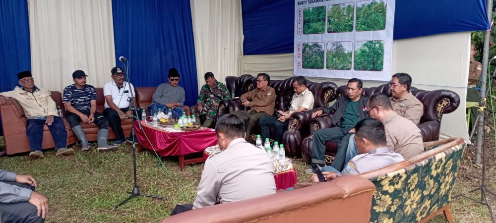 Perhutani KPH Banyuwangi Barat sosialisasi ke masyarakat sekitar hutan dusun Lekap Bandung