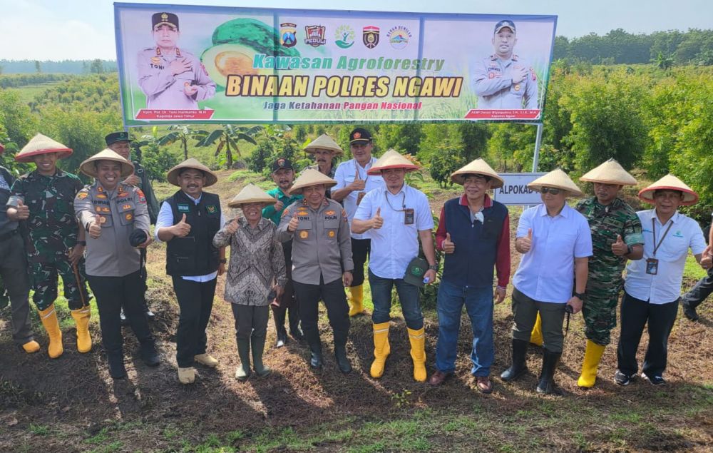 Perhutani bersama Bupati Ngawi dan Kapolda Jatim Panen Raya di Ngawi