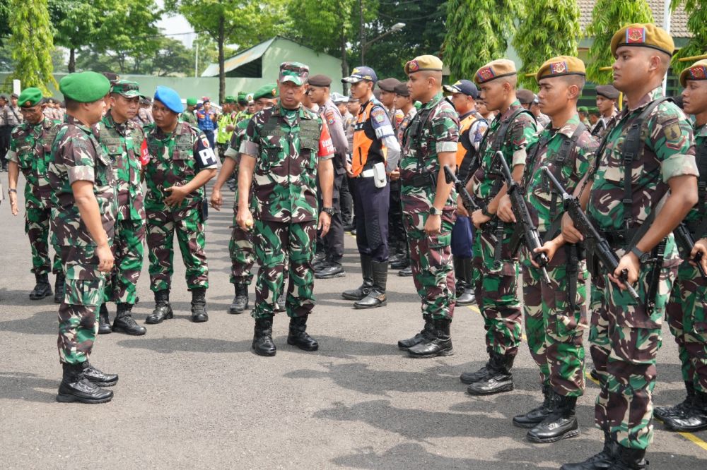 Danrem 084/BJ Brigjen TNI Terry Tresna Purnama saat pimpin Apel Gelar Pasukan pengamanan RI 1