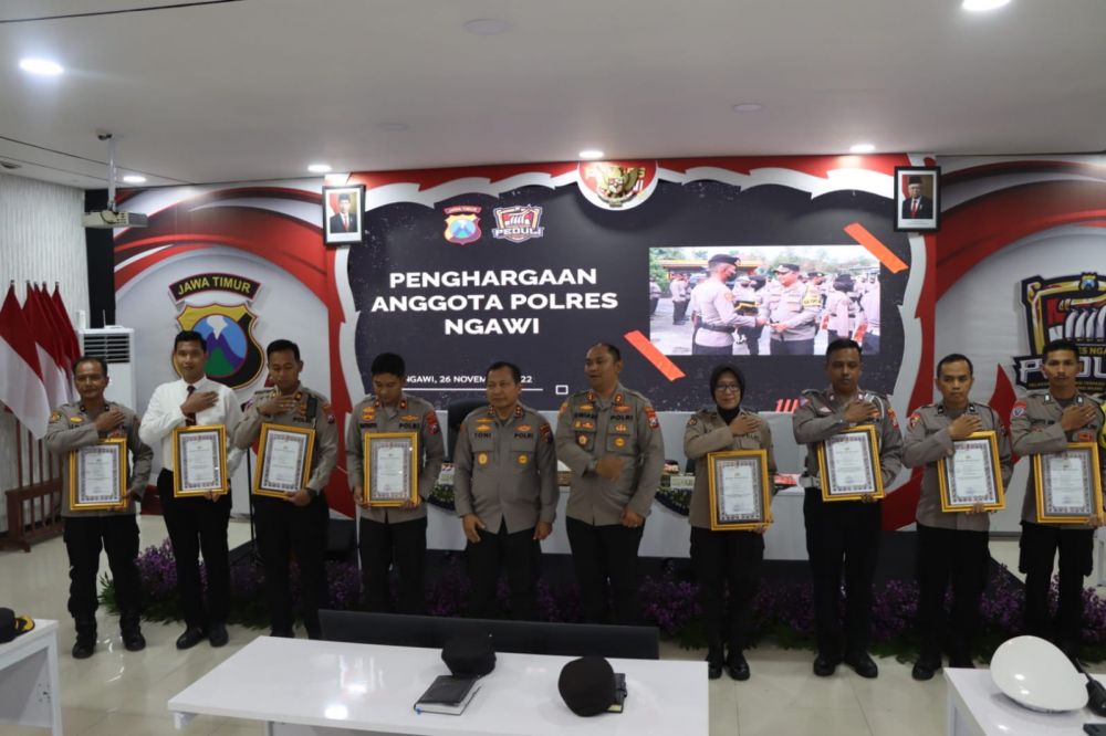 Kapolda Jatim Beri Penghargaan Anggota Polres Ngawi