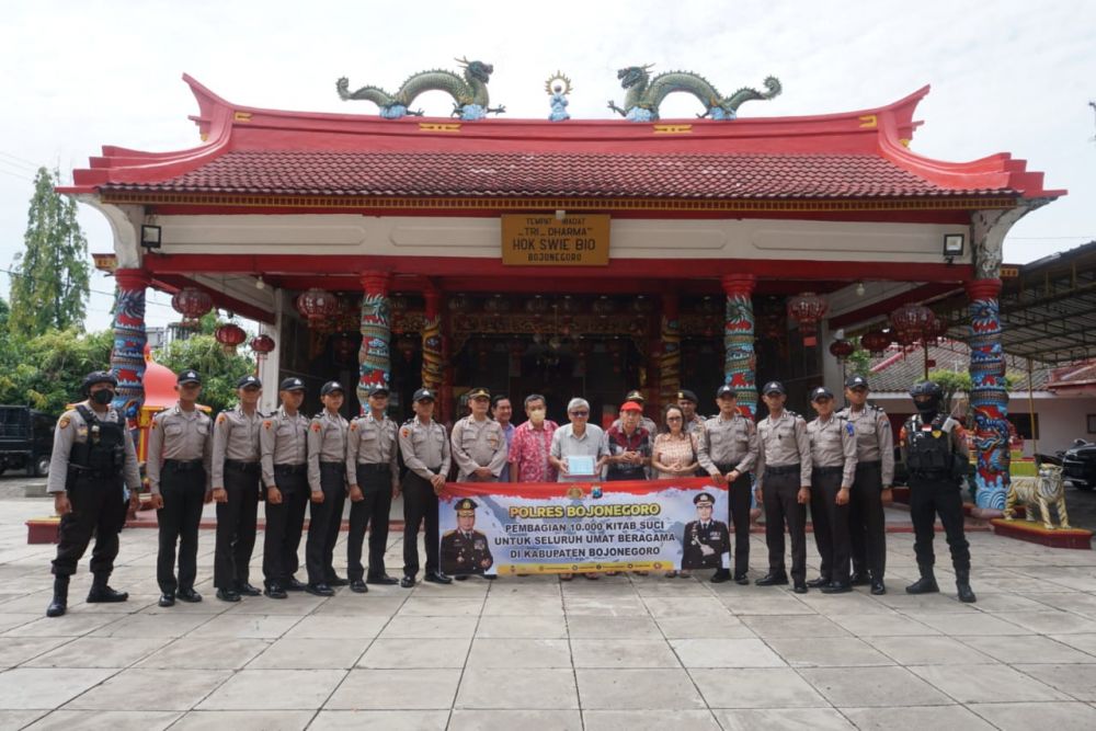 Polres Bojonegoro Polda Jatim salurkan Kitab Suci ke umat beragama di Bojonegoro
