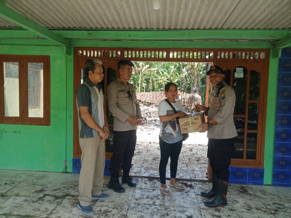 Polres Bojonegoro salurkan bansos ke korban kebakaran rumah