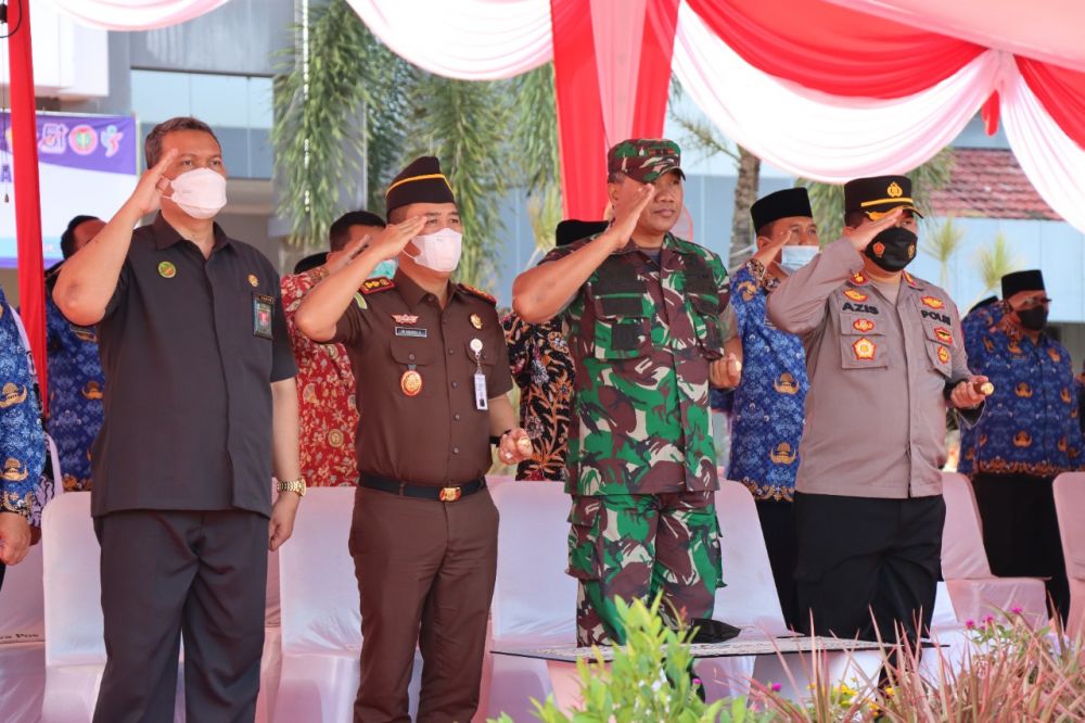 Kapolres Gresik AKBP Mochamad Nur Aziz saat mengikuti upacara HUT Korpri ke-51