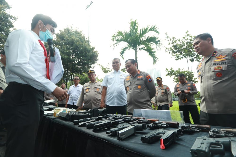 Kapolda Jatim Irjen Pol Dr. Toni Harmanto saat cek kelayakan alsus dan almatsus