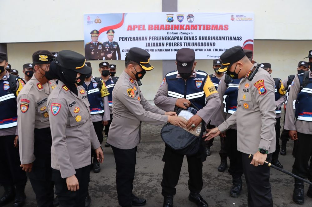 Kapolres Tulungagung AKBP Eko Hartanto saat memberikan kelengkapan untuk Bhabinkamtibmas