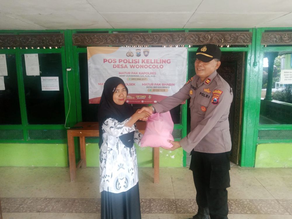 Polsek Kedewan salurkan bansos dan lakukan pembersihan