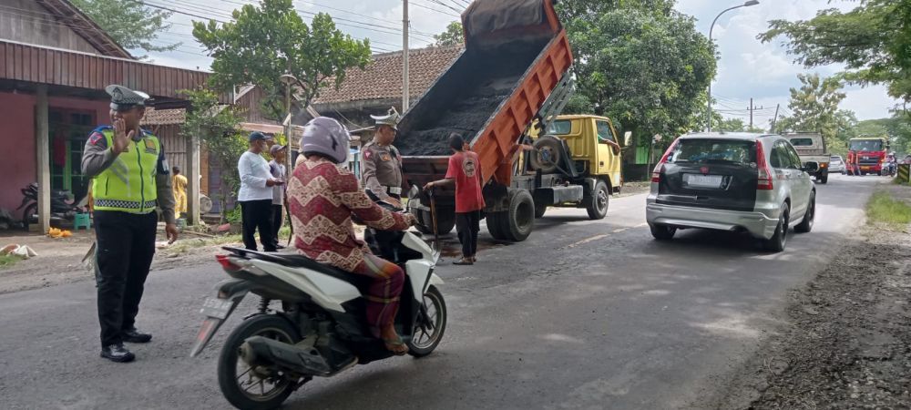 Satlantas Polres Bojonegoro lakukan pengaturan lalu lintas saat perbaikan jalan Nasional