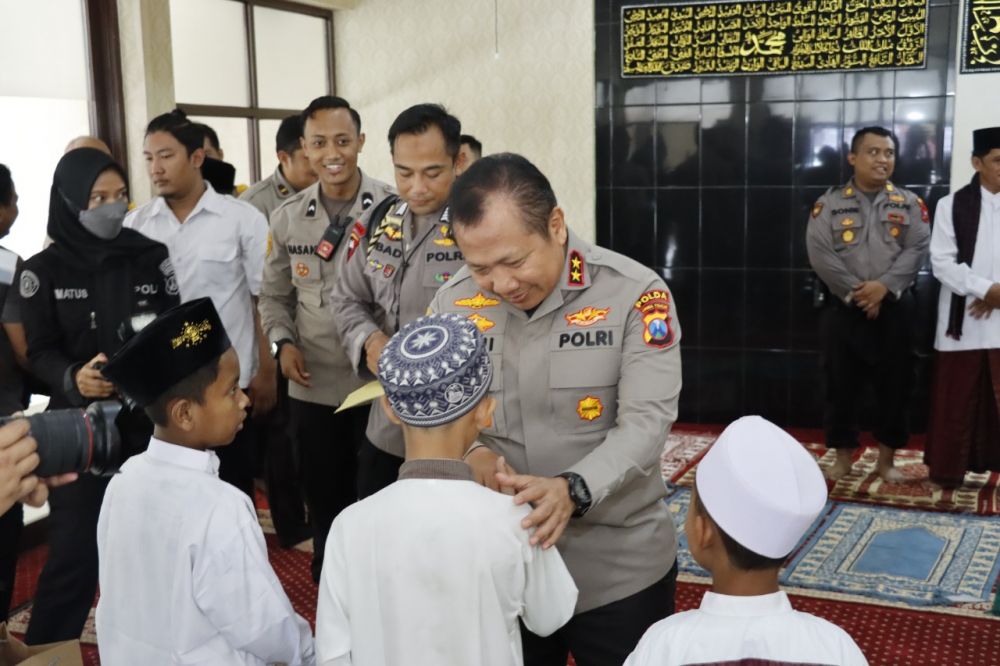 Kapolda Jatim Peduli Sesama, Kunjungi dan Berbagi ke Anak Yatim-piatu