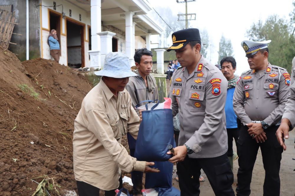 Kapolres Probolinggo AKBP Teuku Arsya Khadafi saat berikan bantuan ke warga terdampak longsor