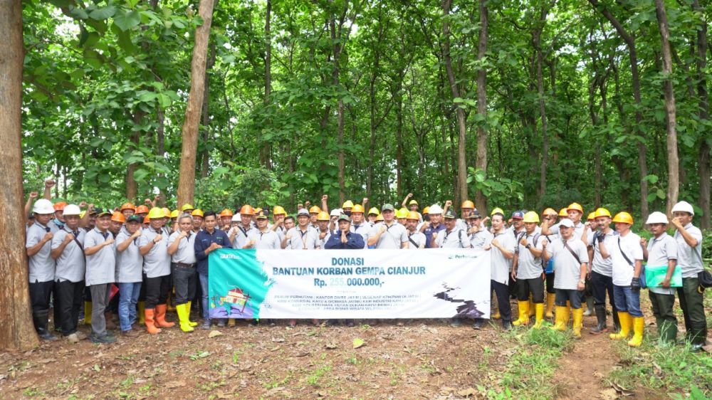 Donasi Peduli Bencana Gempa di Posko BUMN KPH Cianjur oleh Kadivre Jatim Amas  Wijaya ke Plt. ADM KPH Cianjur Ahmad Rusliadi di Kab. Cianjur