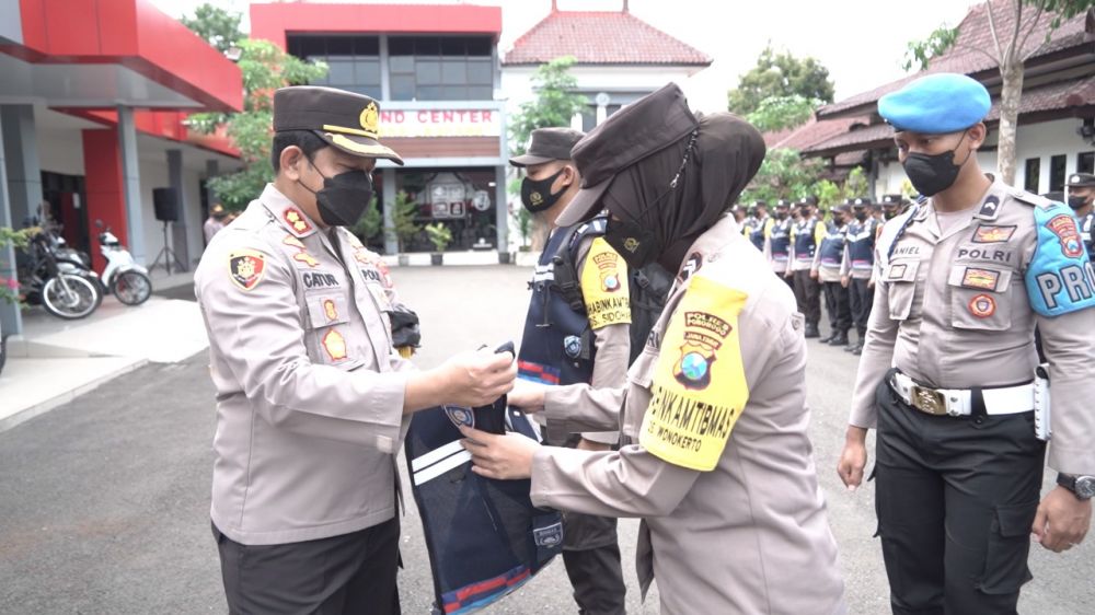 Kapolres Ponorogo AKBP Catur C. Wibowo berikan Kaporlap ke pak Bhabin