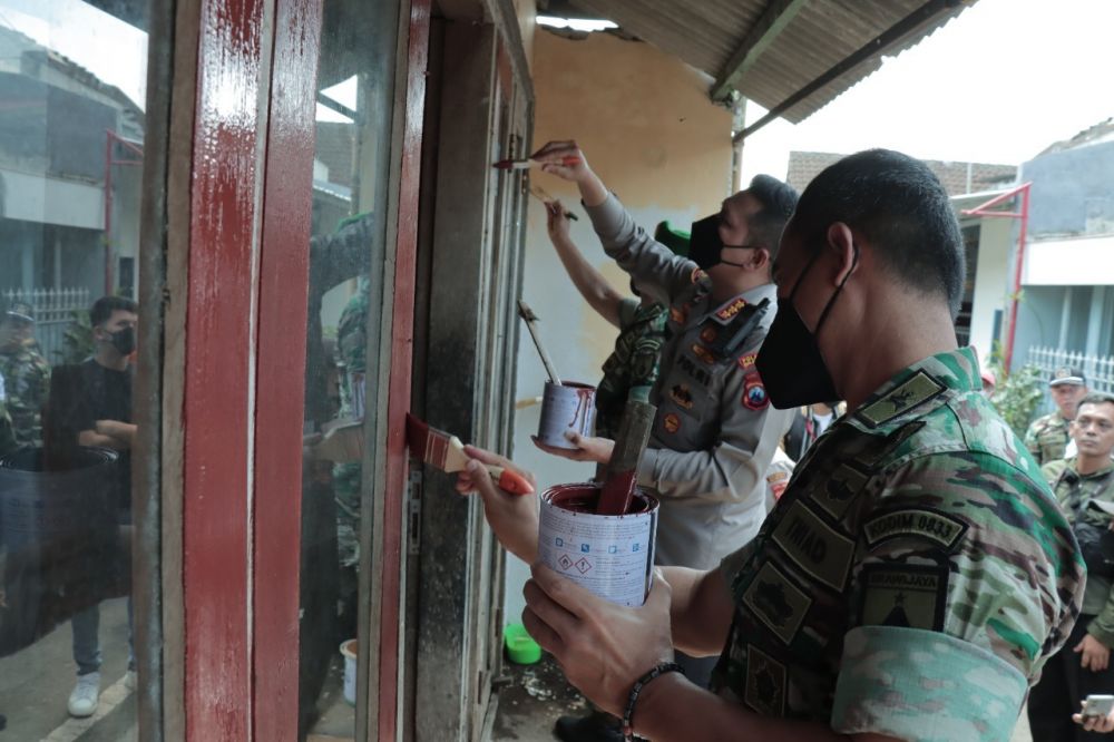 Polresta Malang Kota bersama Kodim 0833 bedah rumah Disabilitas