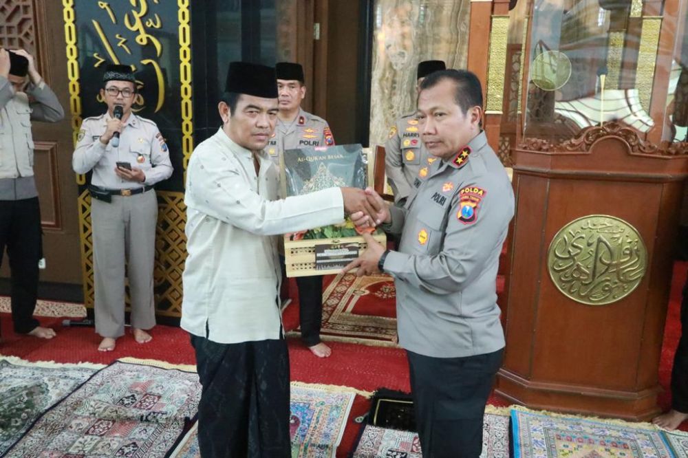 Kapolda Jatim Irjen Pol Dr. Toni Harmanto saat memberikan kitab suci secara simbolis
